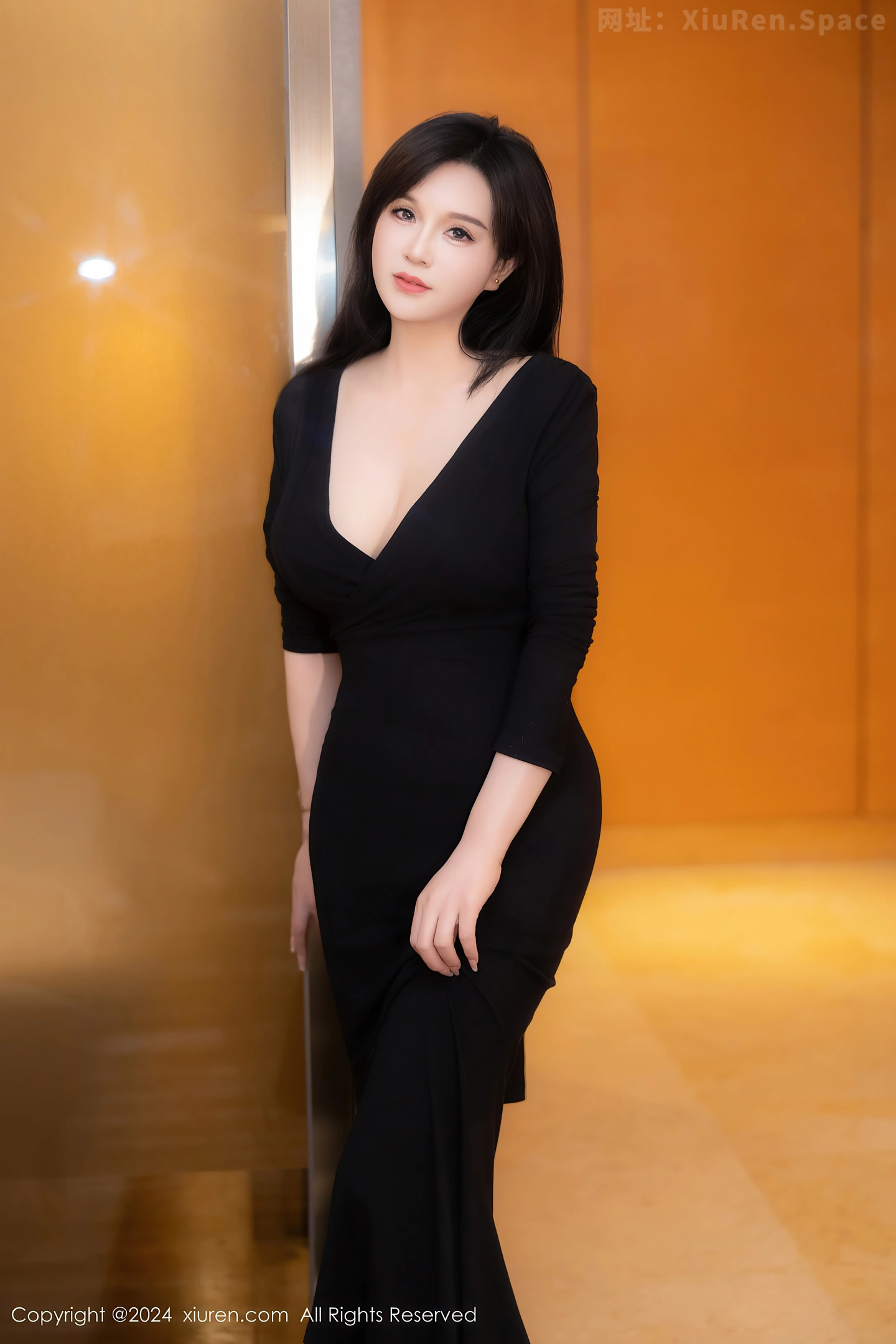 图片[6]-[XiuRen秀人网]VOL.8787 新人模特水水姐性感黑色连衣裙配开档黑丝秀翘臀美腿诱惑写真78P-秀人网官方网站